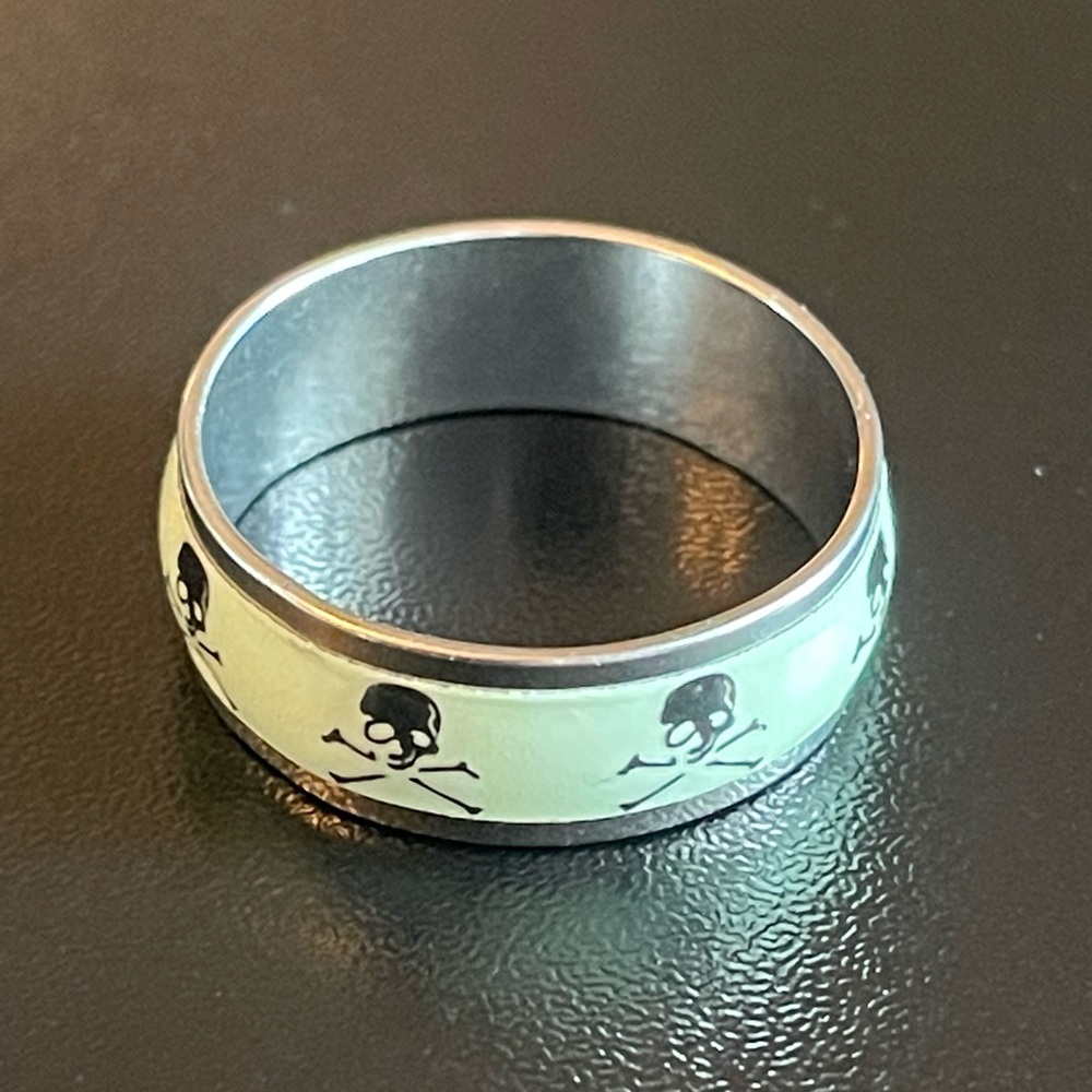 Glow in the dark skull ring - Picture 3 of 10